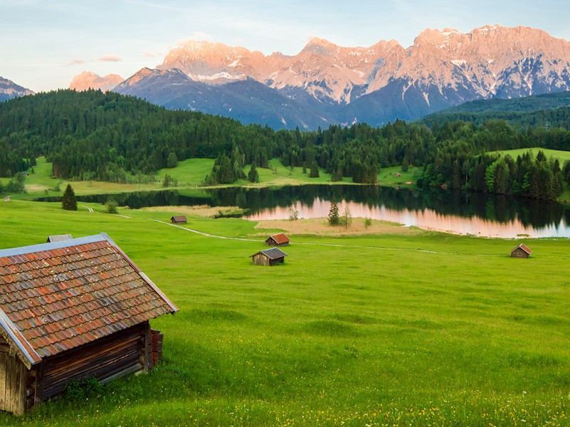 送王十五判官扶侍还黔中
