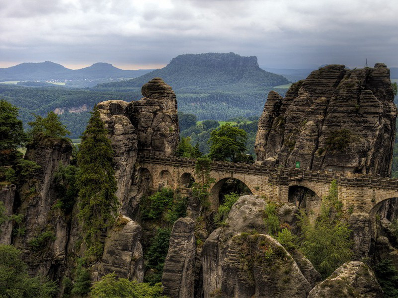 两当县吴十侍御江上宅