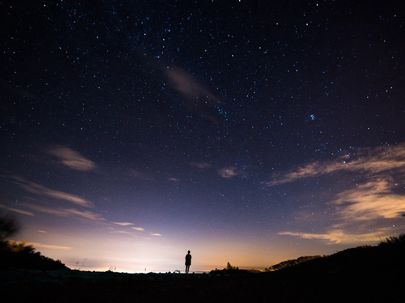 船下夔州郭宿雨湿不得上岸别王十二判官