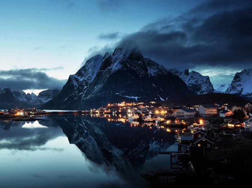 夜宿西阁晓呈元二十一曹长