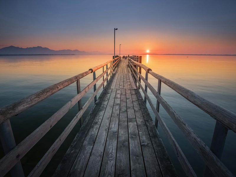 狄明府(博济一作寄狄明府)